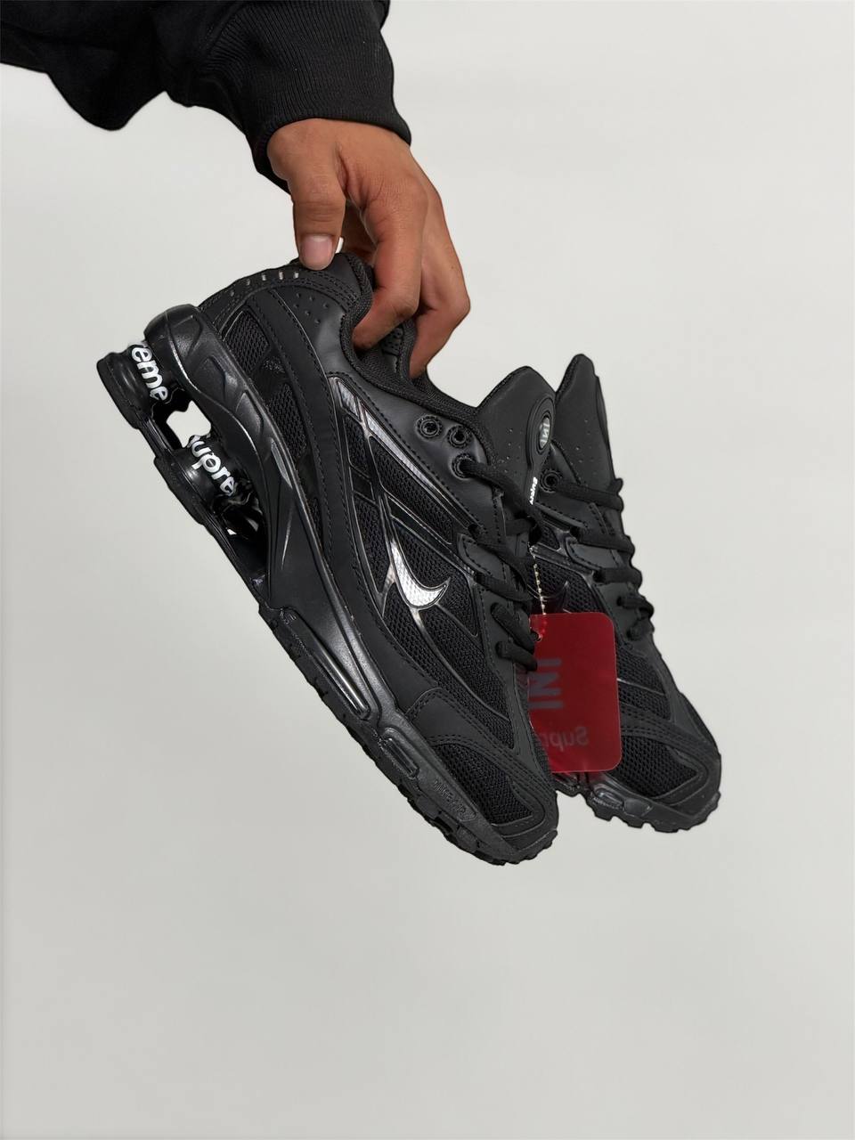 Nike Shox R4 x Supreme “Triple Black” | Negro