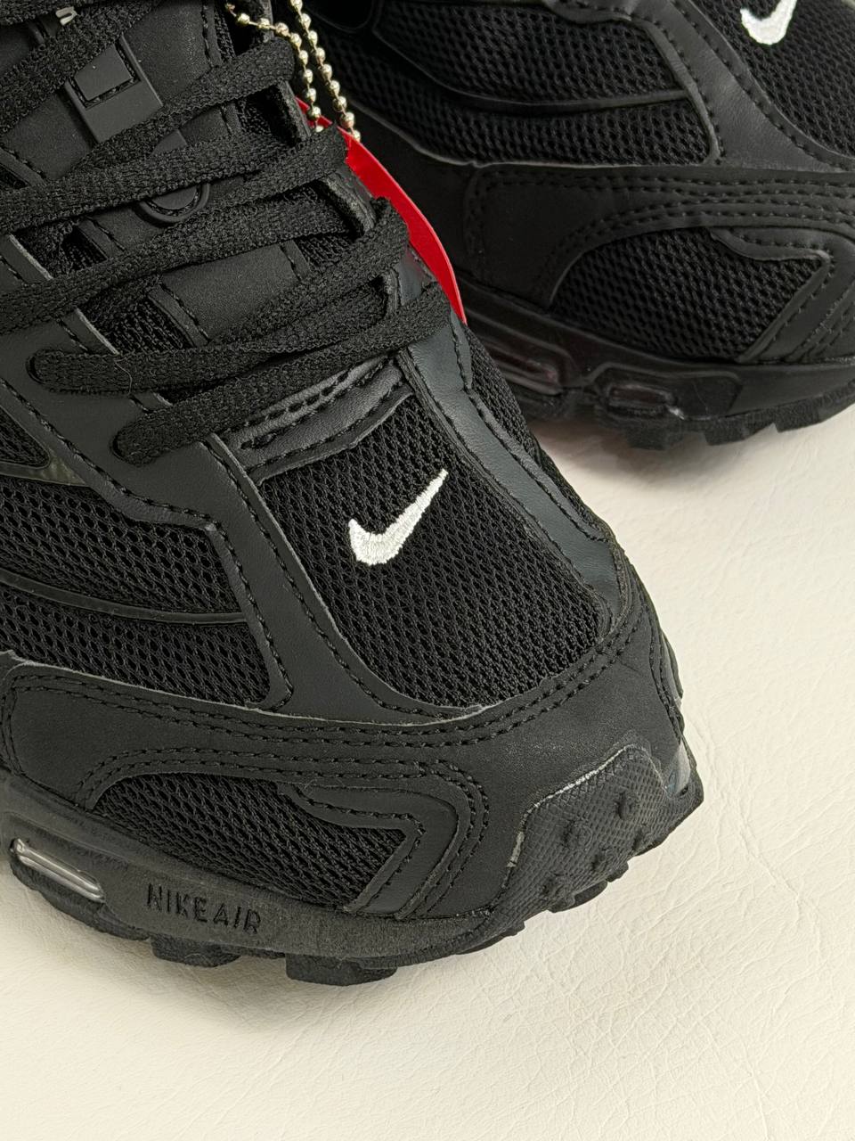 Nike Shox R4 x Supreme “Triple Black” | Negro