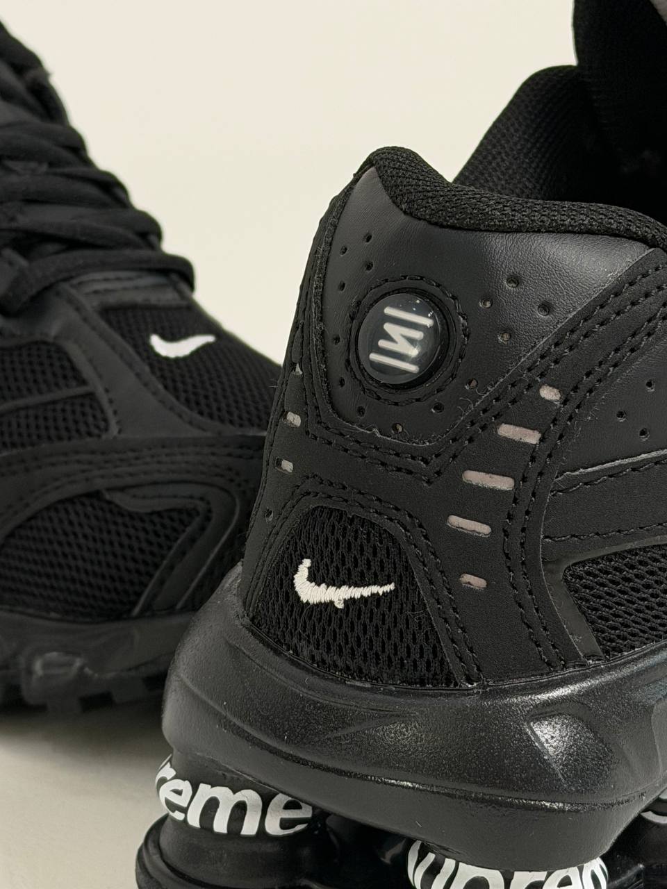 Nike Shox R4 x Supreme “Triple Black” | Negro