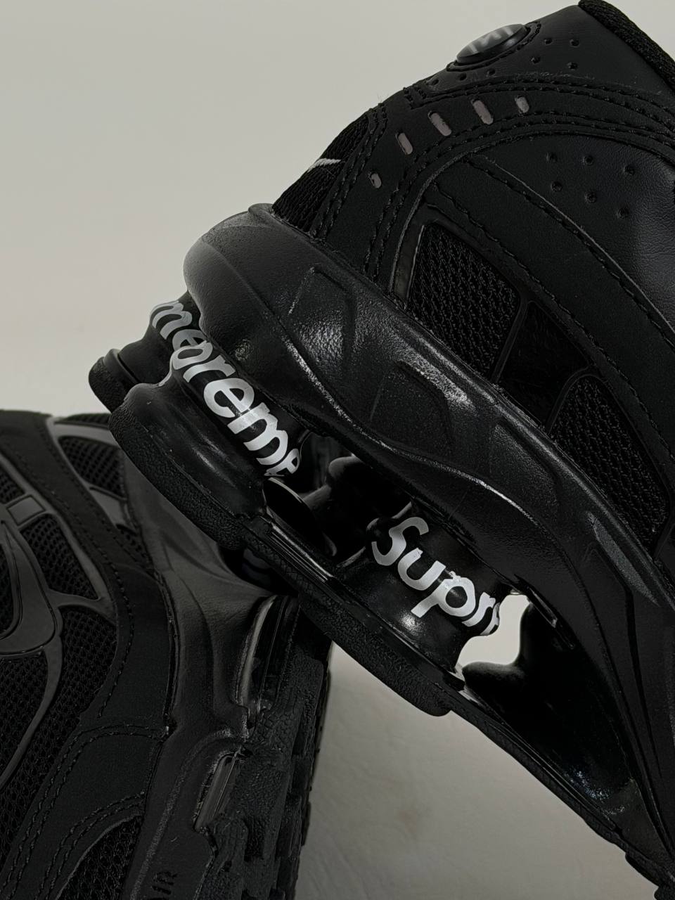 Nike Shox R4 x Supreme “Triple Black” | Negro