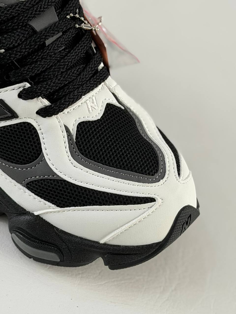 New Balance 9060 | Blanco-Negro