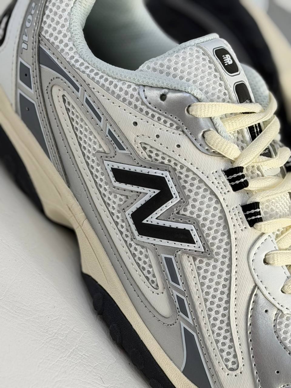 New Balance 204L Silver Metallic | Blanco-Gris