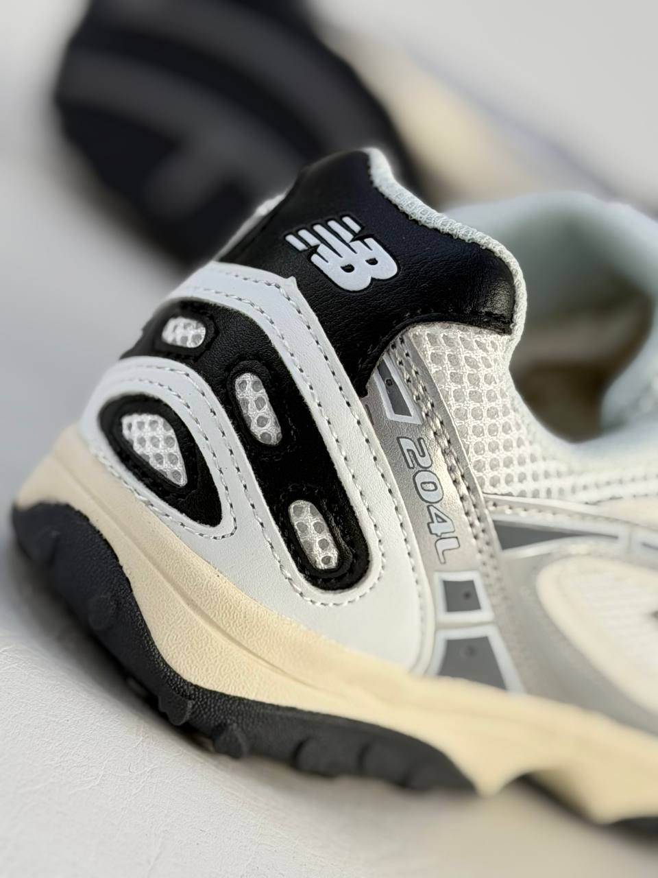New Balance 204L Silver Metallic | Blanco-Gris