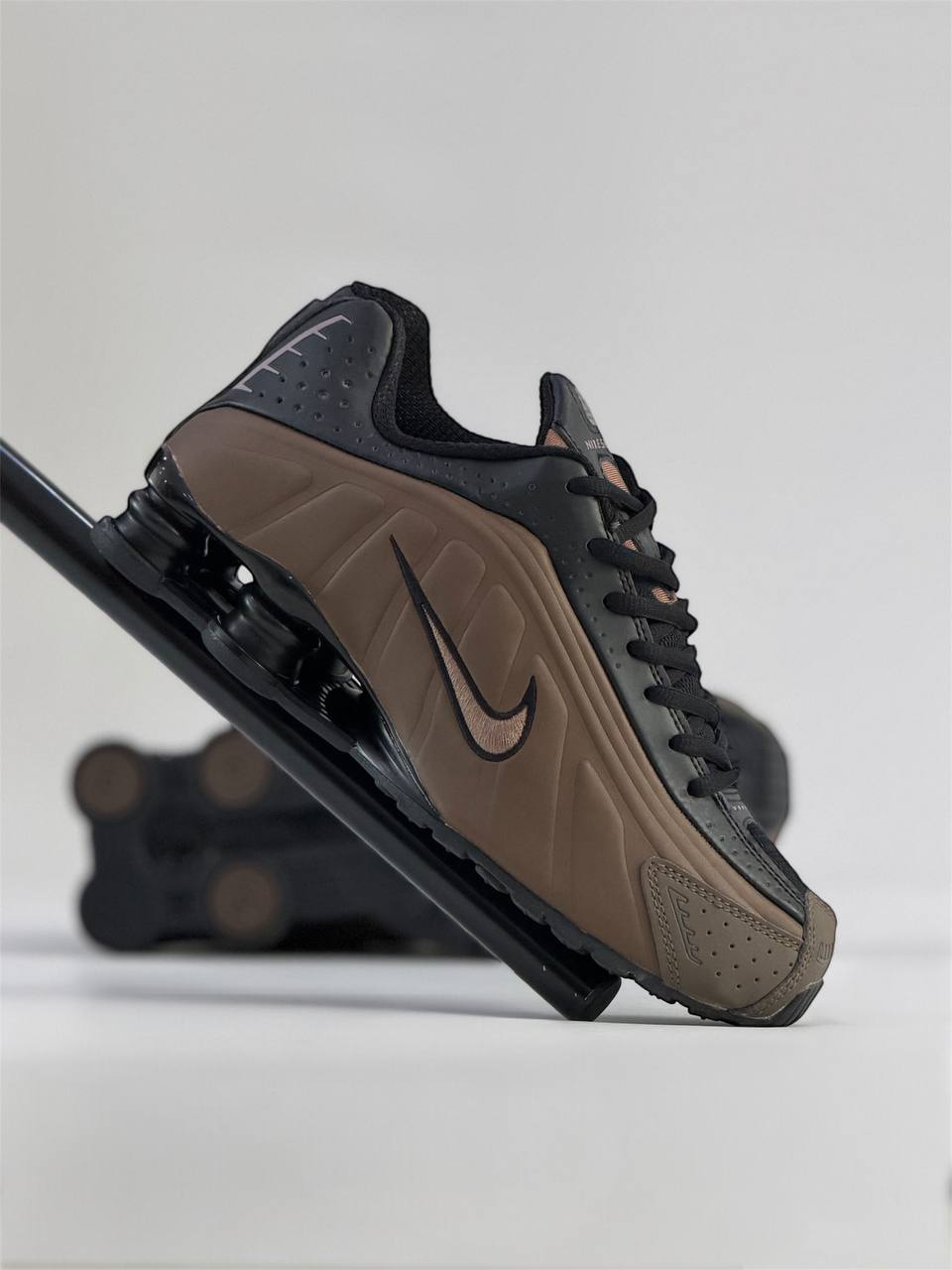 Nike Shox R4 'Ironstone Off Noir' | Marrón-Negro