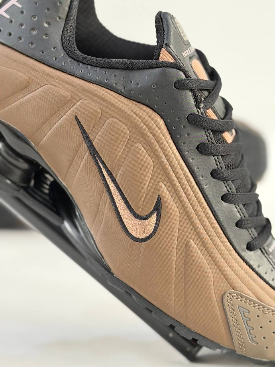 Nike Shox R4 'Ironstone Off Noir' | Marrón-Negro
