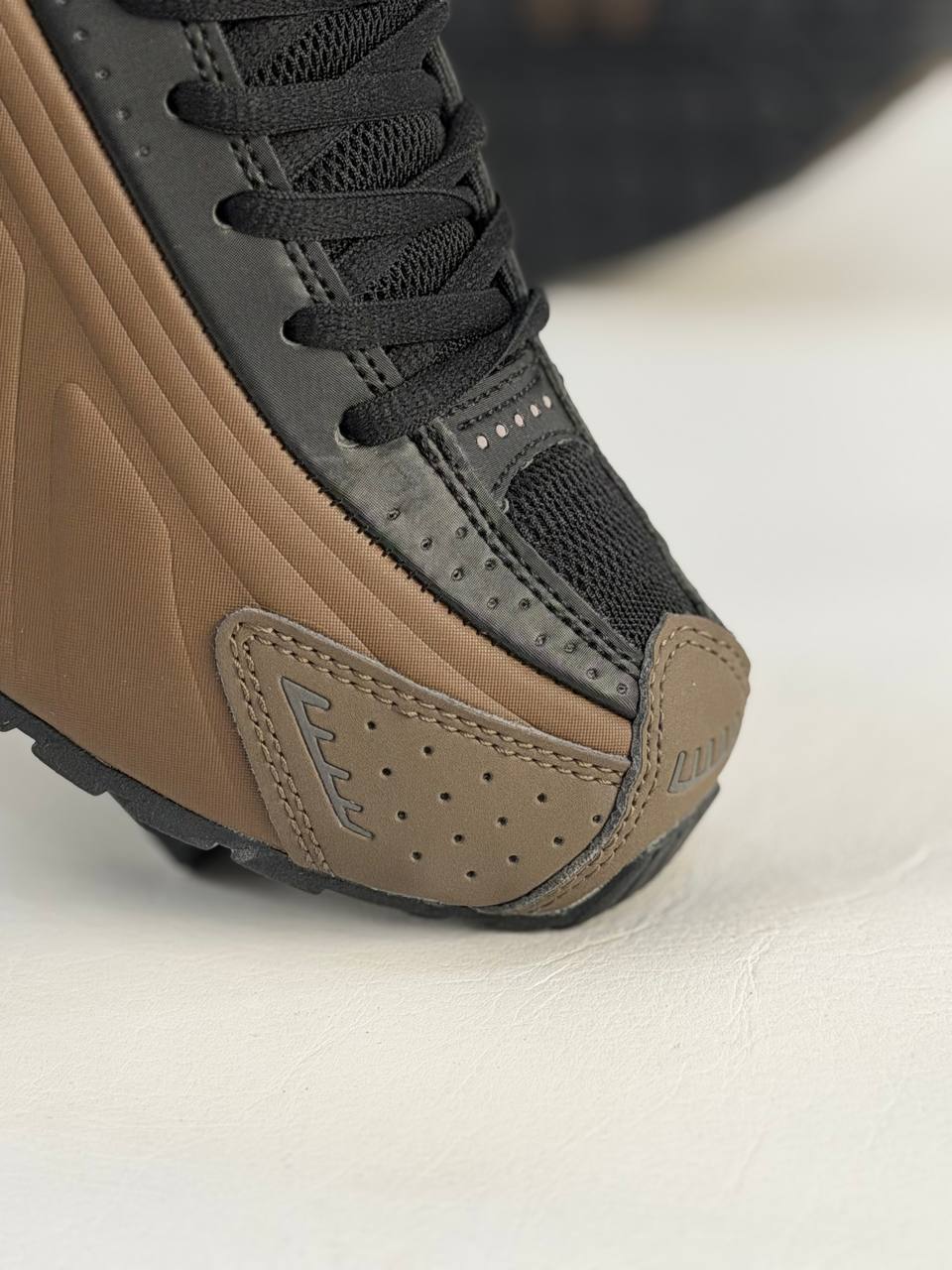 Nike Shox R4 'Ironstone Off Noir' | Marrón-Negro