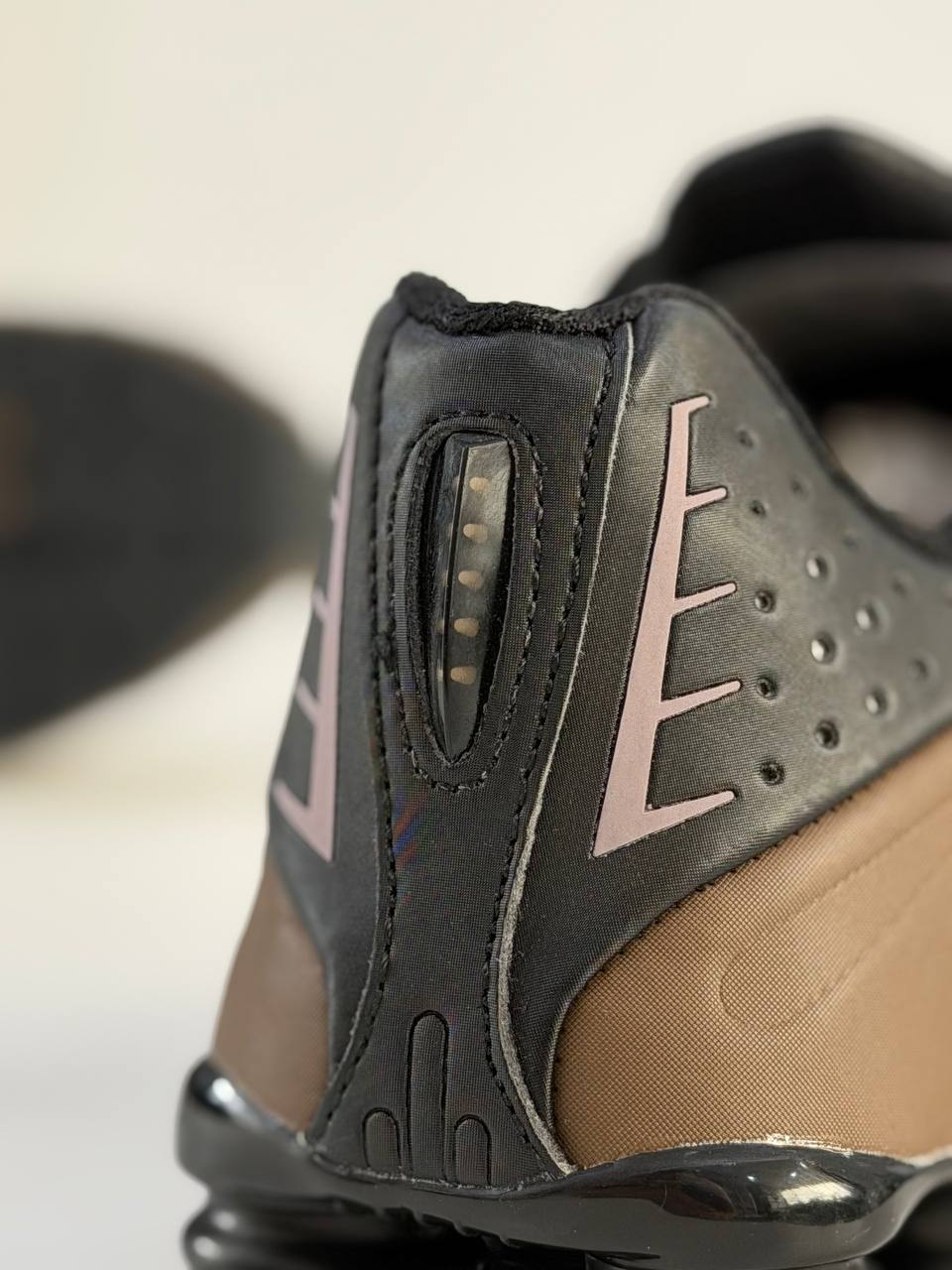 Nike Shox R4 'Ironstone Off Noir' | Marrón-Negro