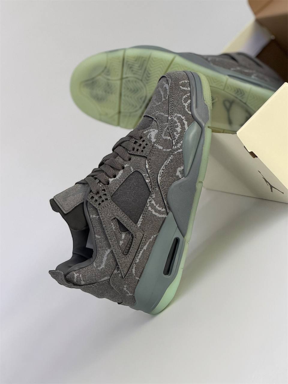 Air Jordan Retro 4 X Kaws "Cool Grey" | Gris