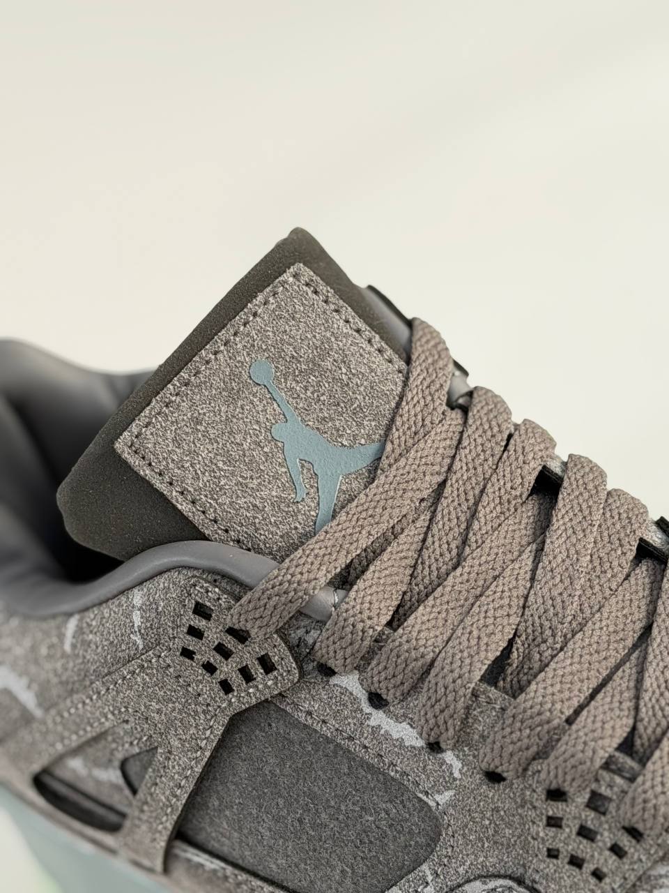 Air Jordan Retro 4 X Kaws "Cool Grey" | Gris