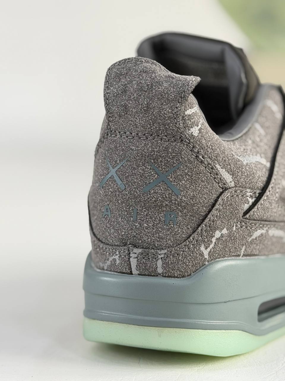 Air Jordan Retro 4 X Kaws "Cool Grey" | Gris