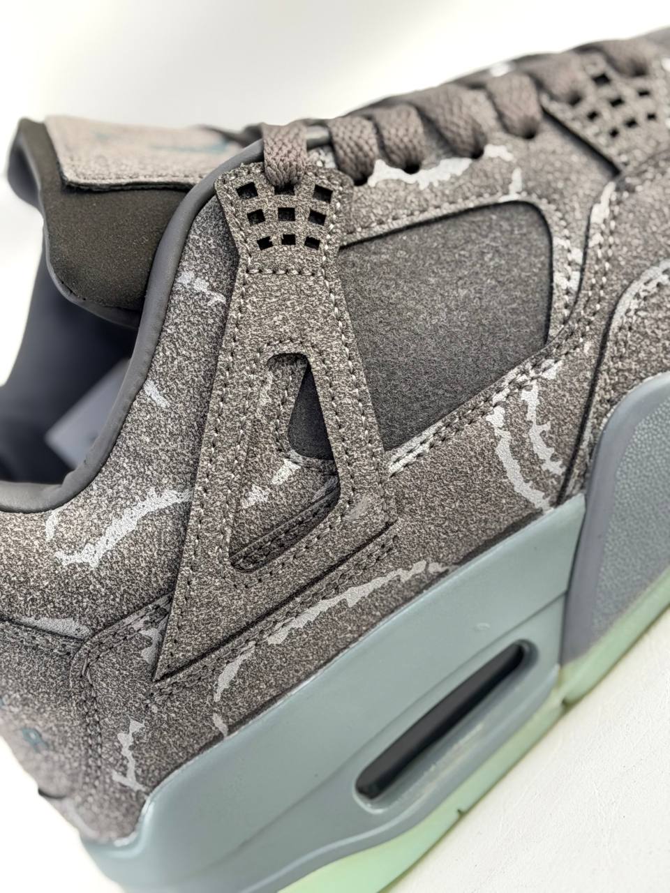 Air Jordan Retro 4 X Kaws "Cool Grey" | Gris