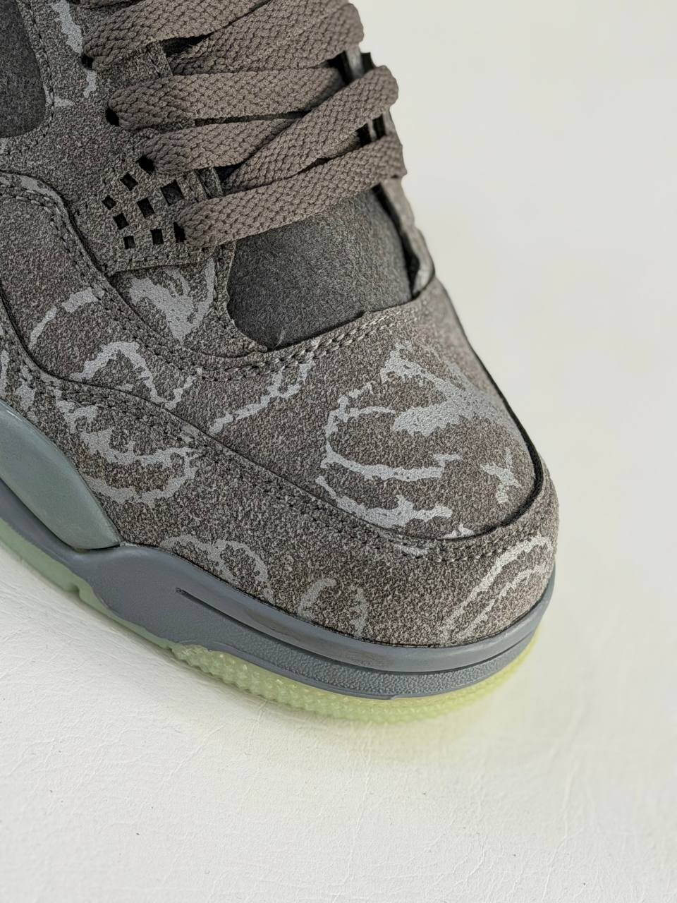 Air Jordan Retro 4 X Kaws "Cool Grey" | Gris