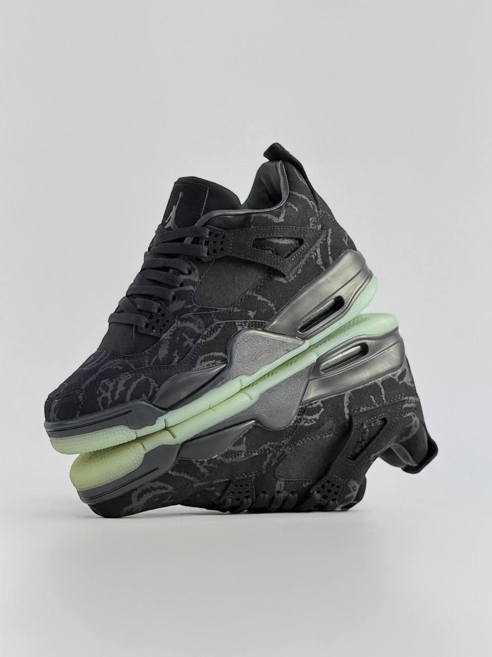 Air Jordan Retro 4 x Kaws | Negro