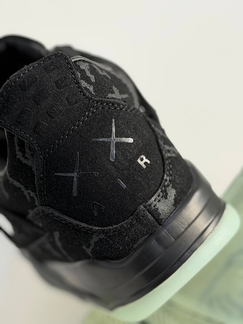 Air Jordan Retro 4 x Kaws | Negro