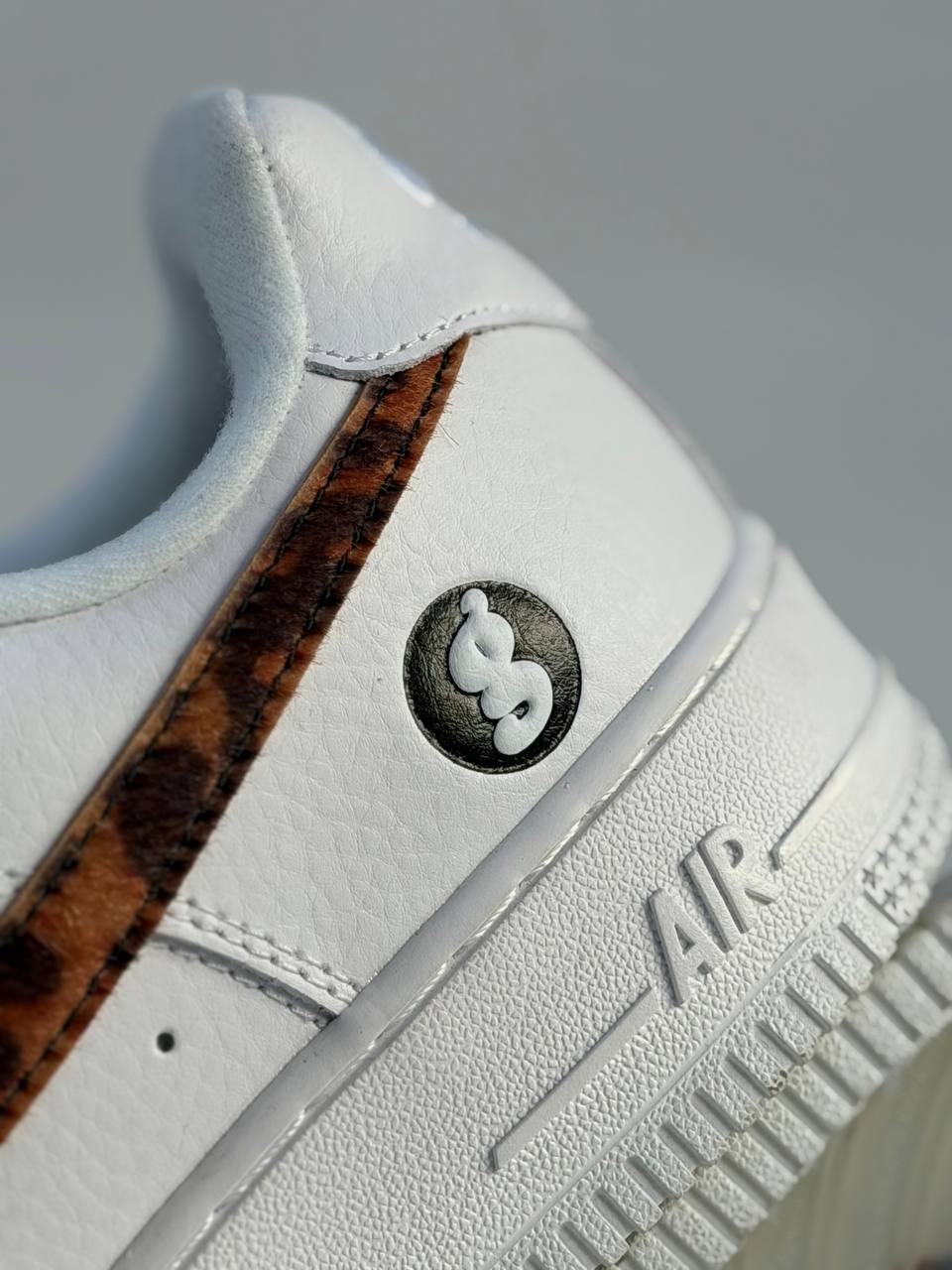 Air Force 1 Low x Supreme GOODENOUGH | Blanco-Marrón