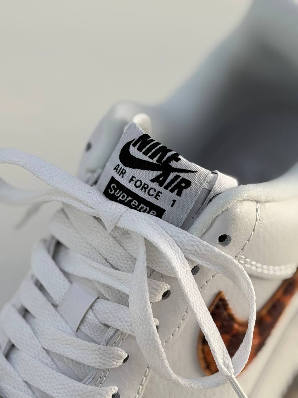 Air Force 1 Low x Supreme GOODENOUGH | Blanco-Marrón