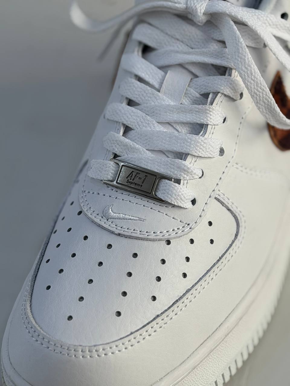 Air Force 1 Low x Supreme GOODENOUGH | Blanco-Marrón