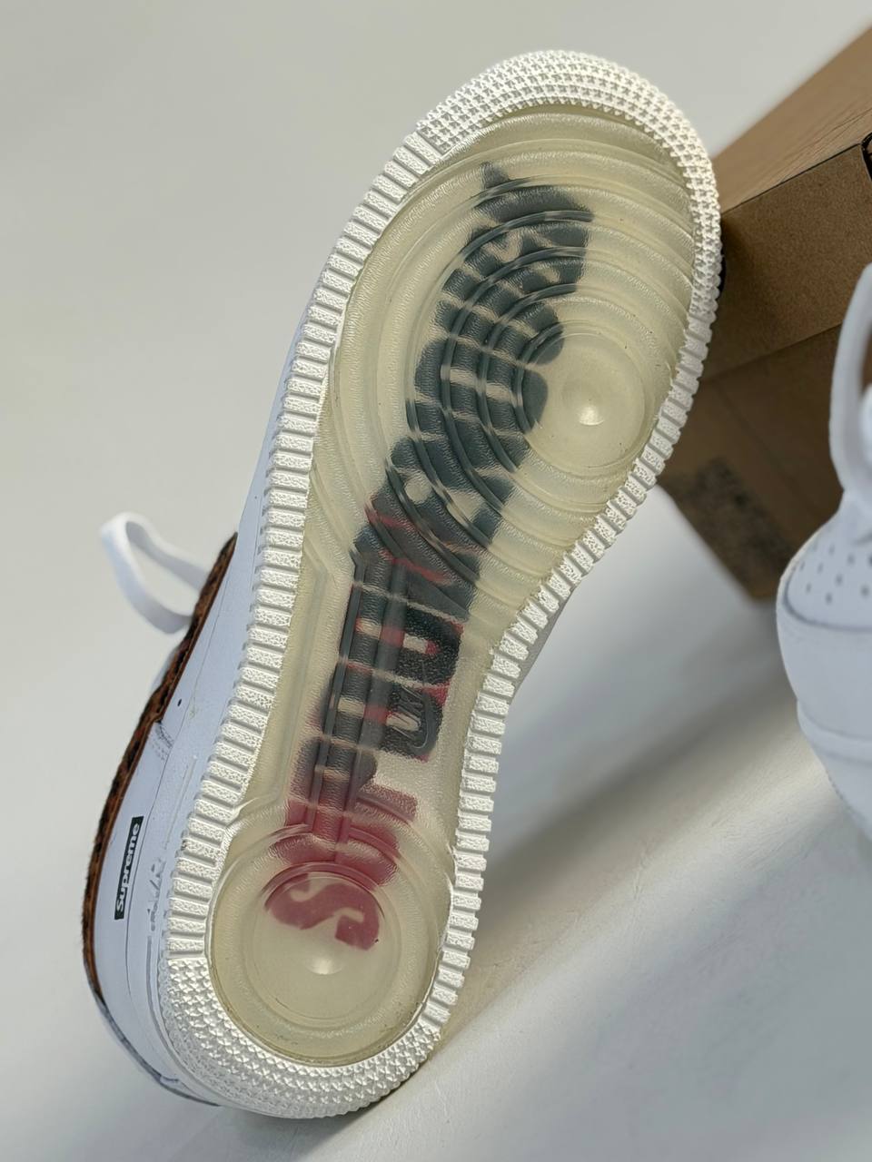 Air Force 1 Low x Supreme GOODENOUGH | Blanco-Marrón