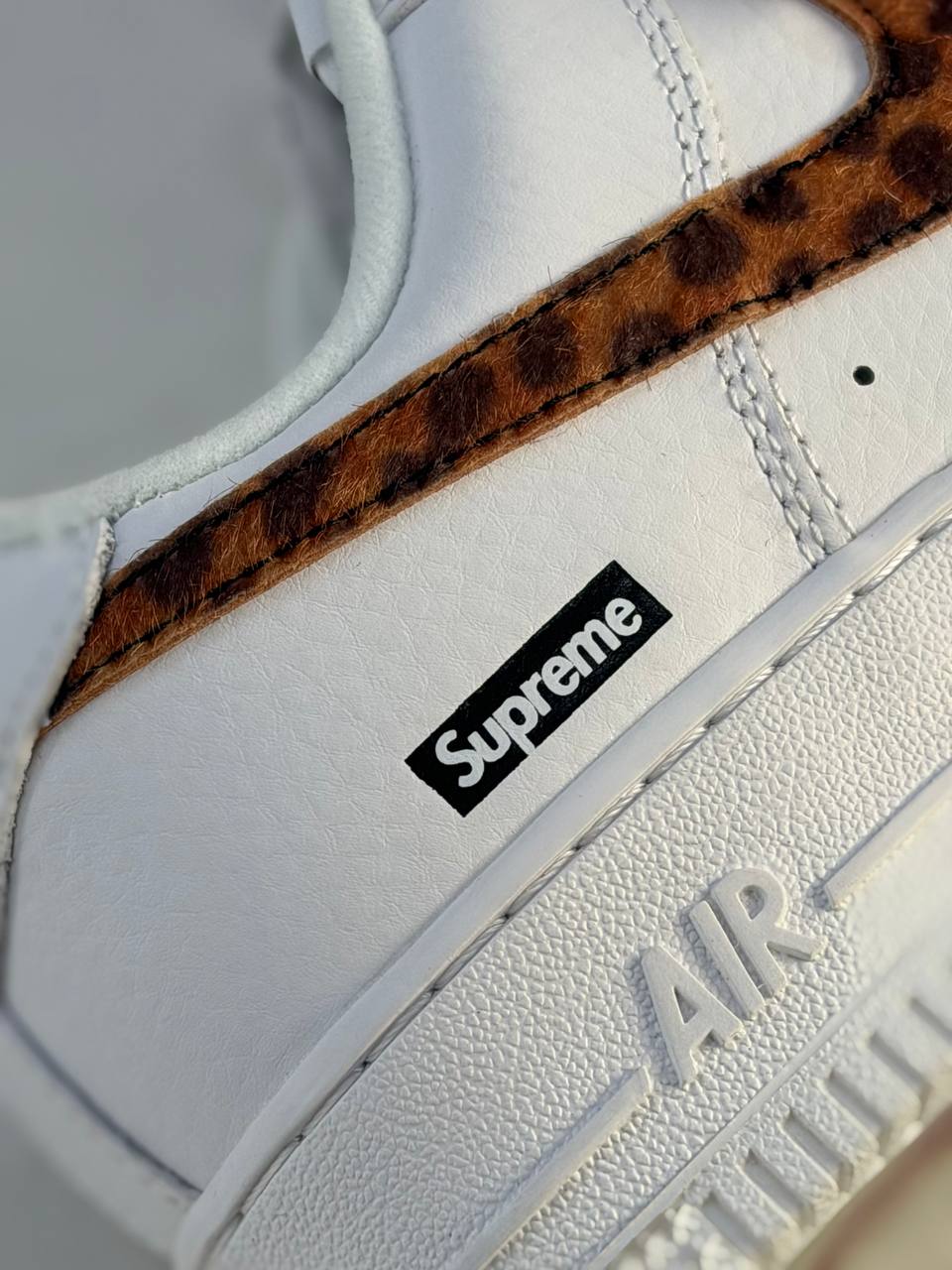 Air Force 1 Low x Supreme GOODENOUGH | Blanco-Marrón