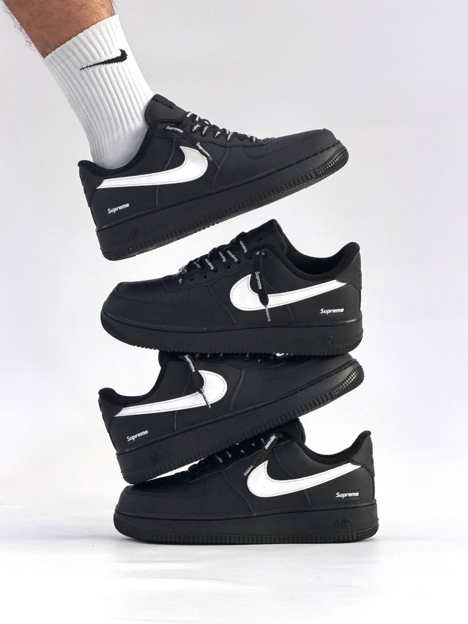 Nike Air Force 1 Low x Supreme | Blanco-Negro