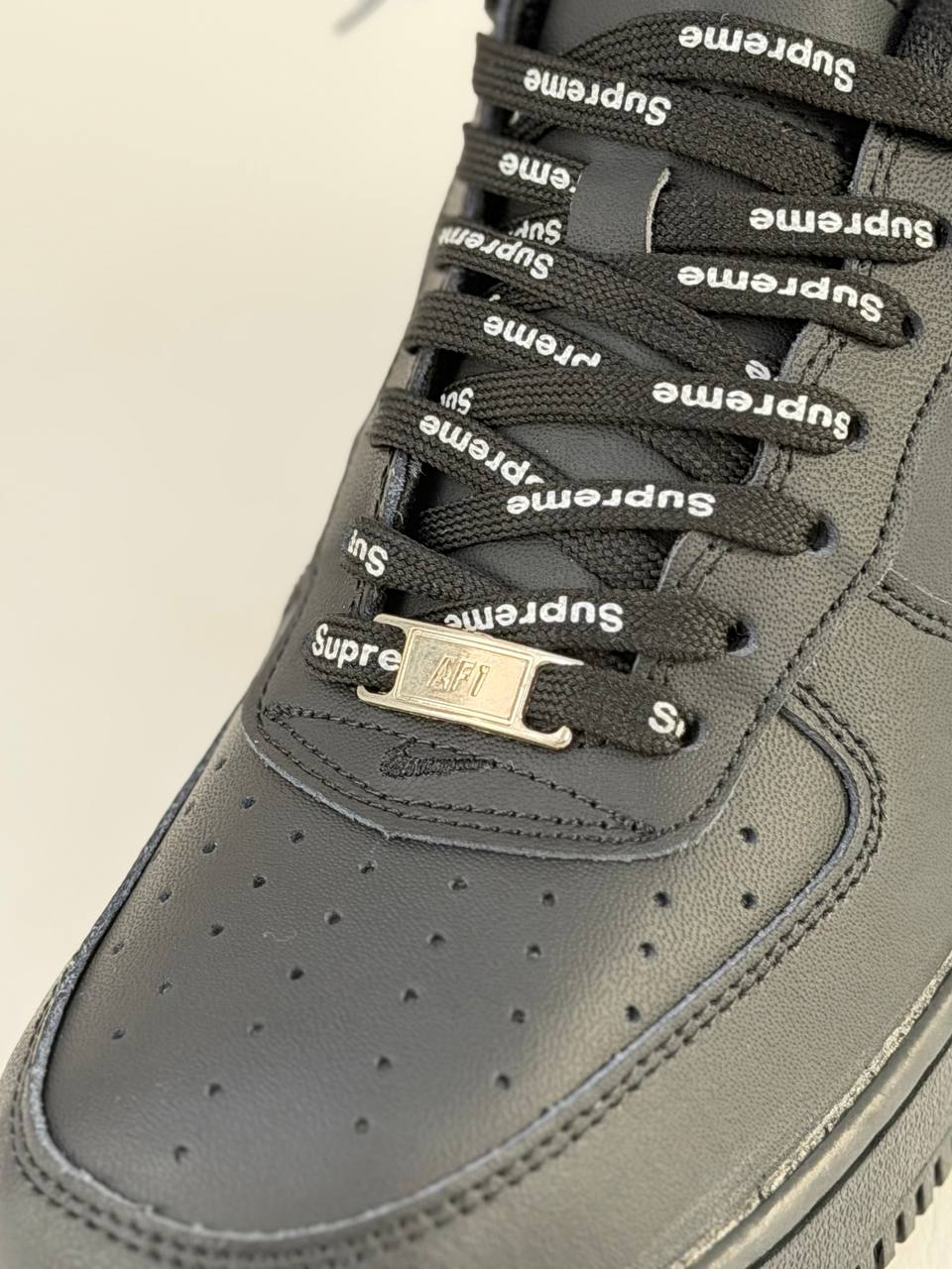 Nike Air Force 1 Low x Supreme | Blanco-Negro