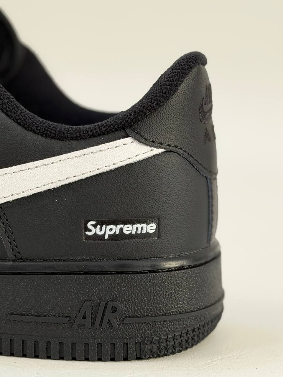 Nike Air Force 1 Low x Supreme | Blanco-Negro