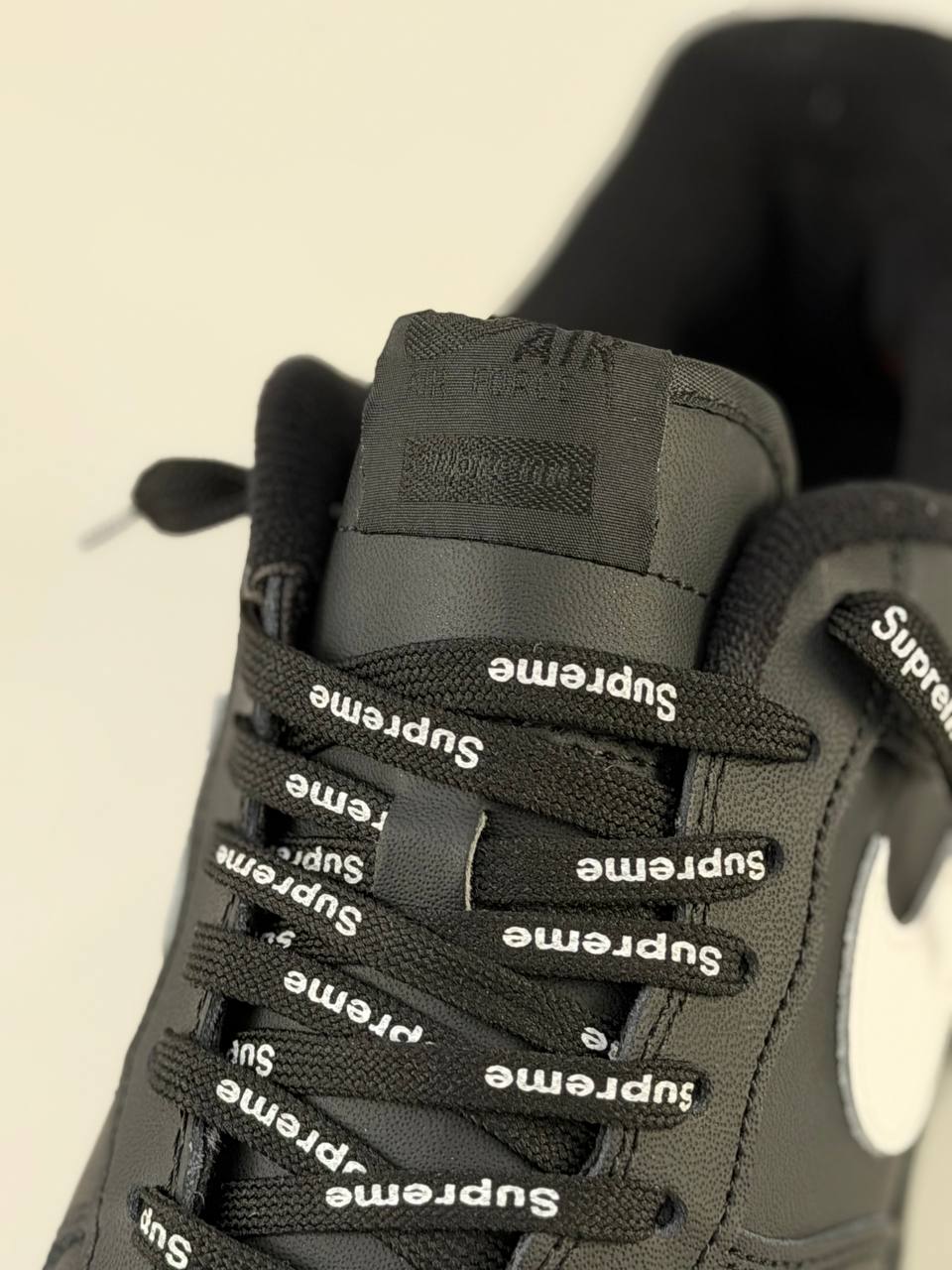Nike Air Force 1 Low x Supreme | Blanco-Negro