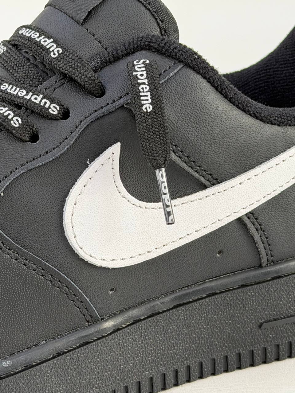 Nike Air Force 1 Low x Supreme | Blanco-Negro