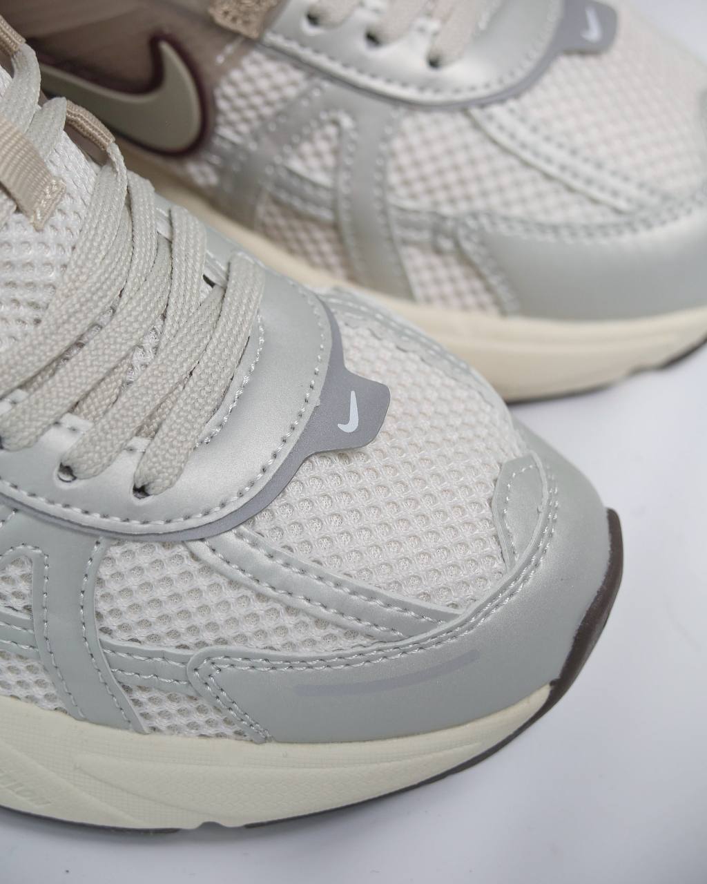 NikeV2K Run Light Orewood | Beige-Marrón