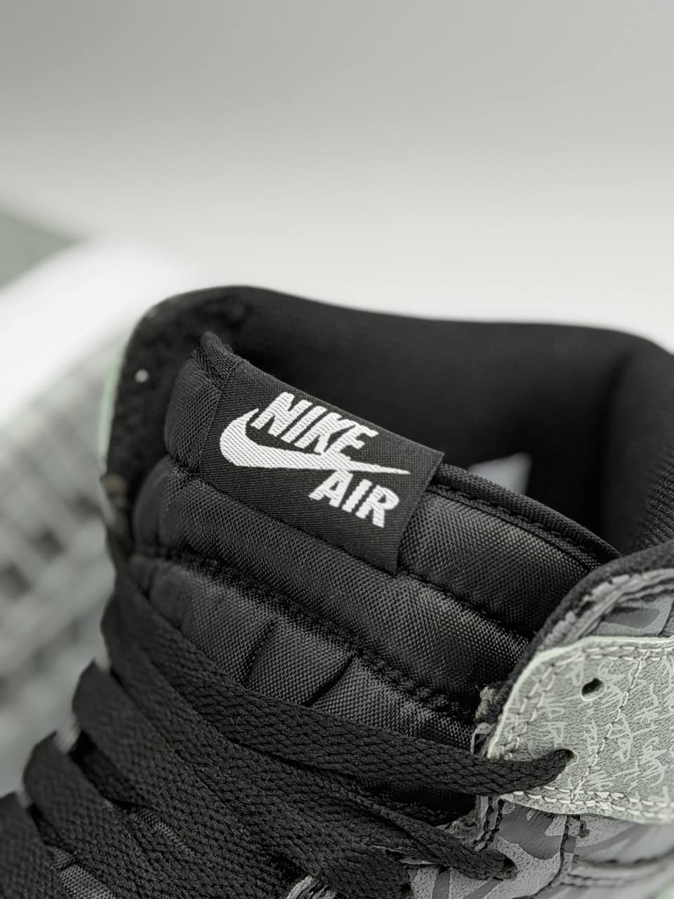 Jordan 1 Retro High OG Rebellionaire | Gris-Negro