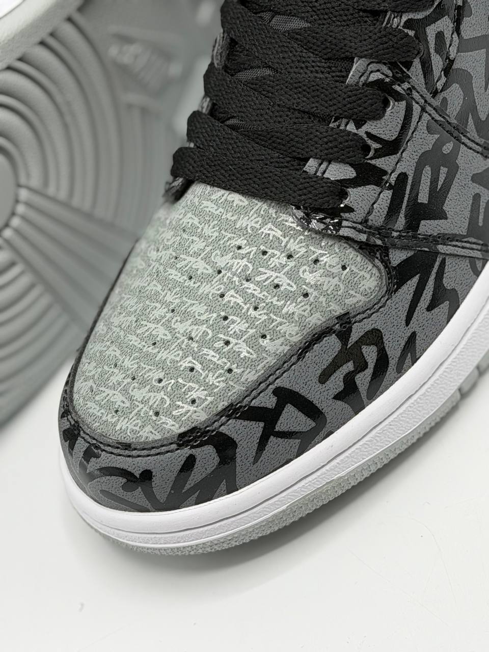 Jordan 1 Retro High OG Rebellionaire | Gris-Negro