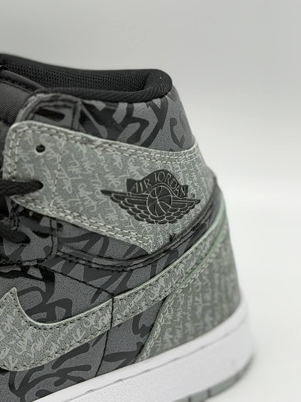 Jordan 1 Retro High OG Rebellionaire | Gris-Negro