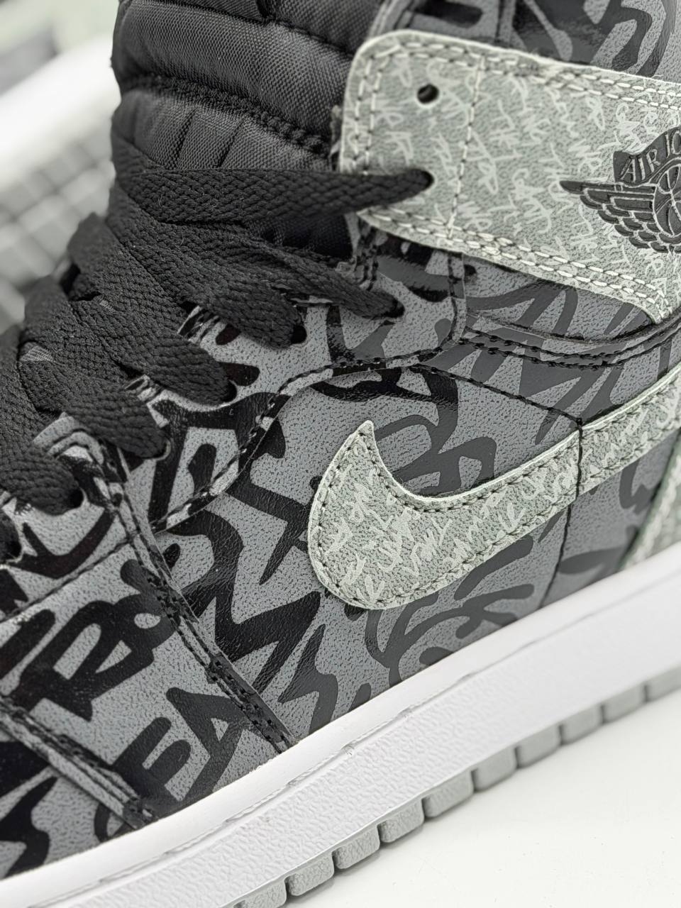Jordan 1 Retro High OG Rebellionaire | Gris-Negro