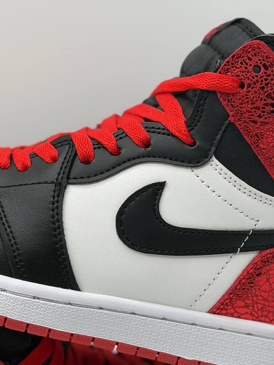 Nike Air Jordan 1 Mid Cracked Red | Rojo-Negro-Blanco