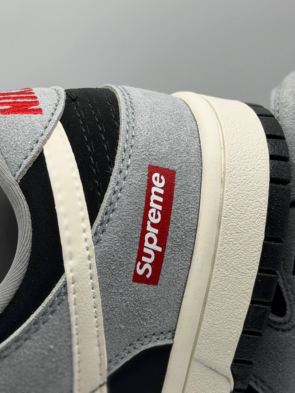 Nike SB Dunk Low Supreme Carbon | Negro-Gris