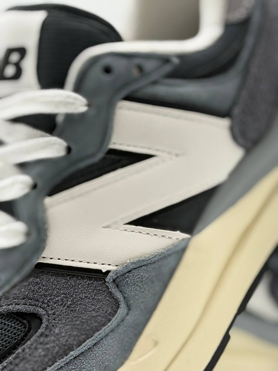 New Balance 9060 “Grey Cream" | Gris