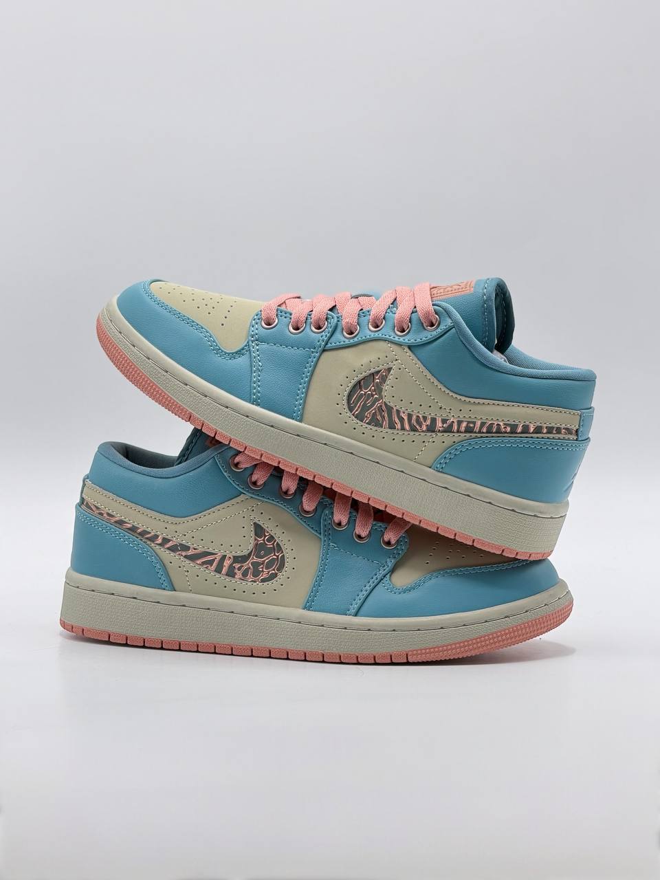 Air Jordan 1 Low “Somos Eternos” | Rosa-Azul