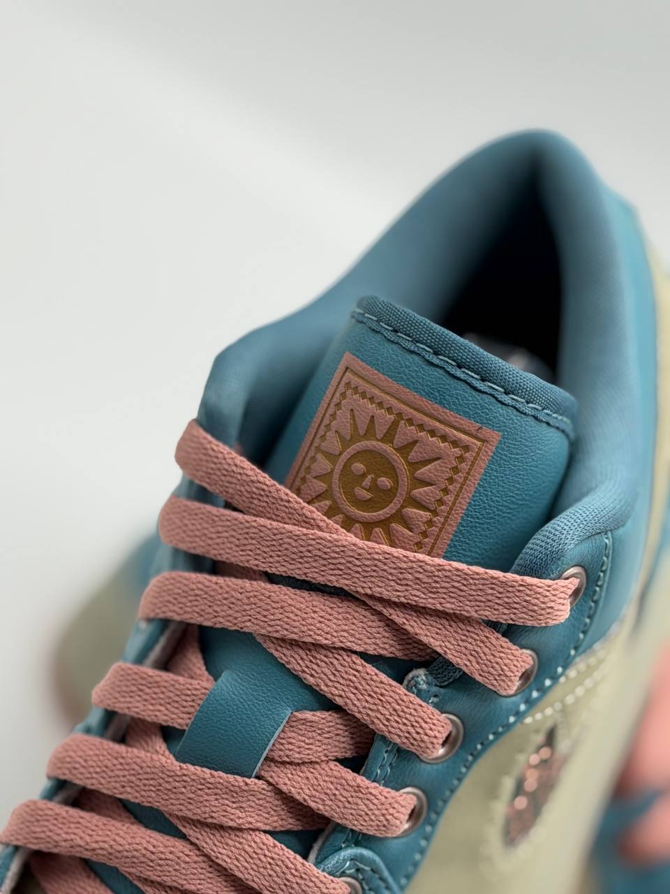 Air Jordan 1 Low “Somos Eternos” | Rosa-Azul