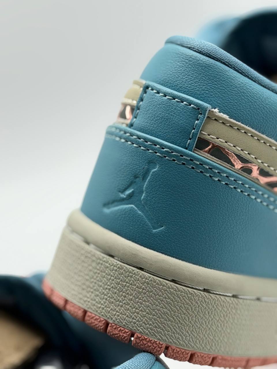Air Jordan 1 Low “Somos Eternos” | Rosa-Azul