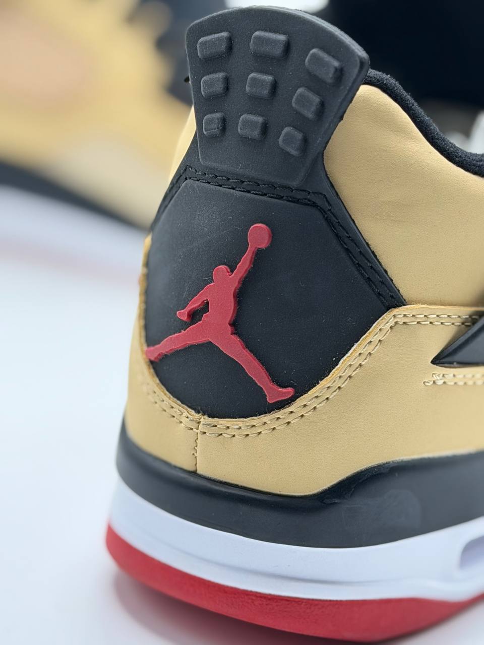 Air Jordan 4 "Sesame and Black". | Beige-Negro