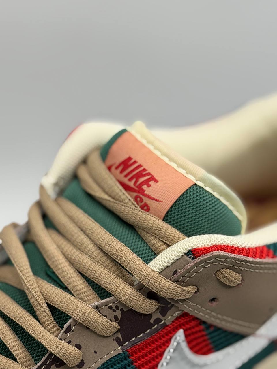 Nike SB Dunk Low Freddy Krueger | Marrón-Verde-Rojo