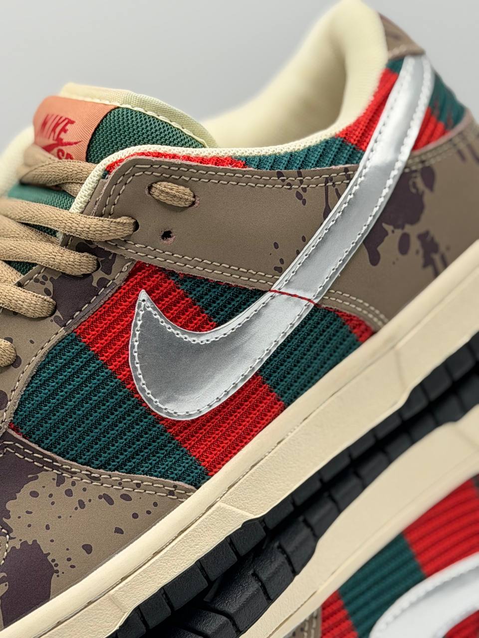 Nike SB Dunk Low Freddy Krueger | Marrón-Verde-Rojo