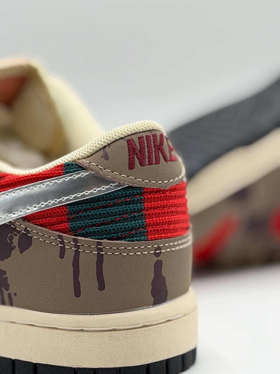 Nike SB Dunk Low Freddy Krueger | Marrón-Verde-Rojo