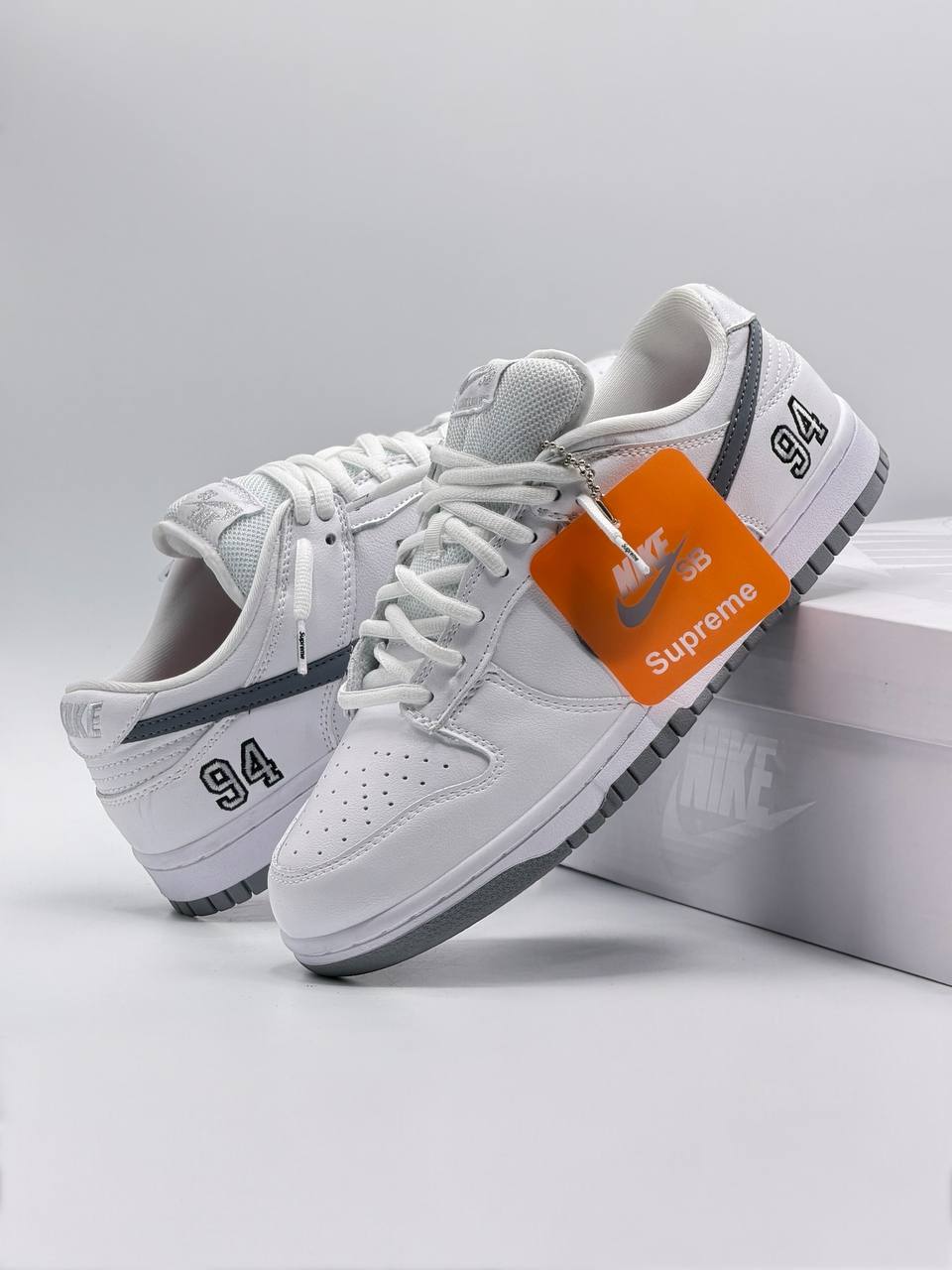 Nike SB Dunk Low Supreme 94 White Metallic Silver | Gris-Blanco