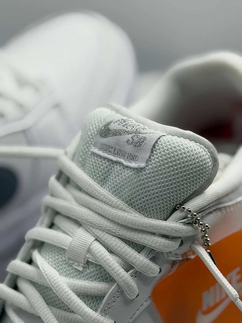 Nike SB Dunk Low Supreme 94 White Metallic Silver | Gris-Blanco