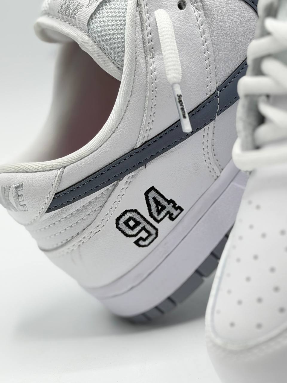 Nike SB Dunk Low Supreme 94 White Metallic Silver | Gris-Blanco