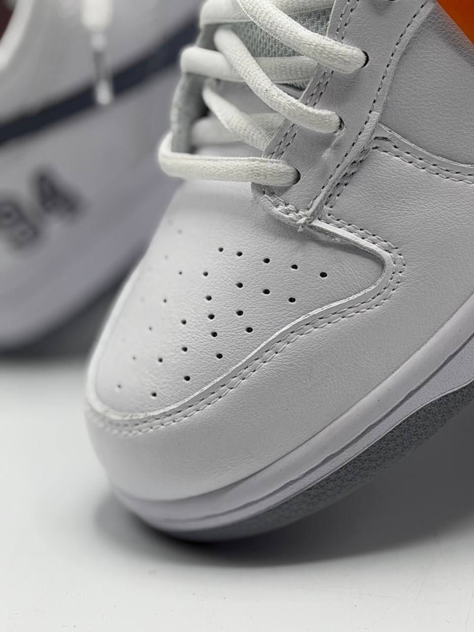 Nike SB Dunk Low Supreme 94 White Metallic Silver | Gris-Blanco