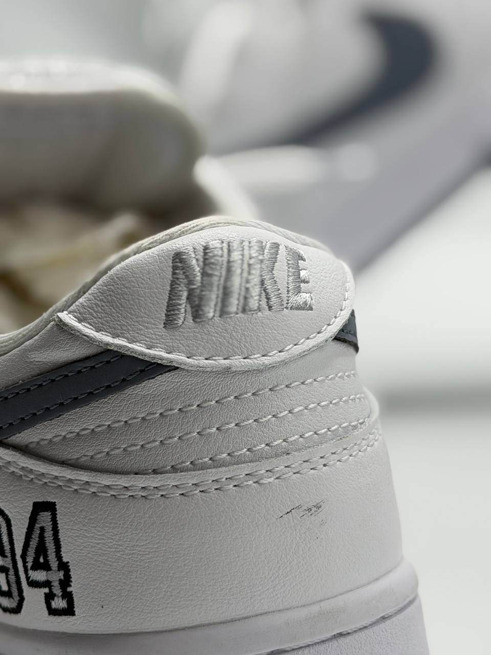 Nike SB Dunk Low Supreme 94 White Metallic Silver | Gris-Blanco