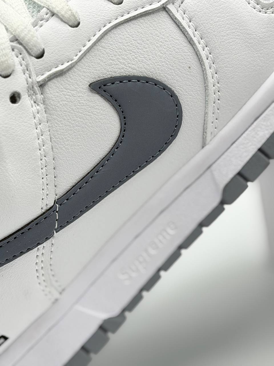 Nike SB Dunk Low Supreme 94 White Metallic Silver | Gris-Blanco