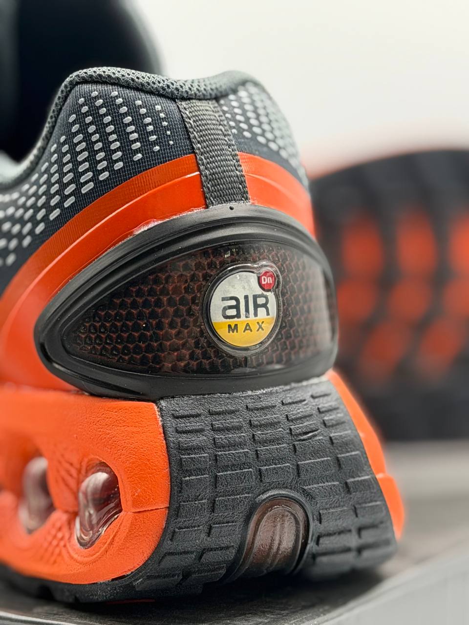 Air Max DN QS Dark Smoke Grey/Metallic Dark  | Naranja-Negro |